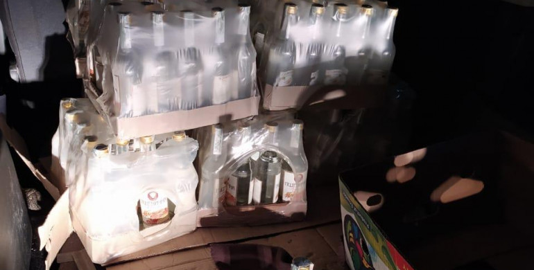На Рівненщині давали хабар за незаконний алкоголь На Рівненщині давали хабар за незаконний алкоголь